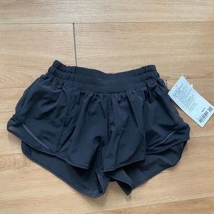 Lululimon. Hotty Hot High -Rise Lined Short 2.5